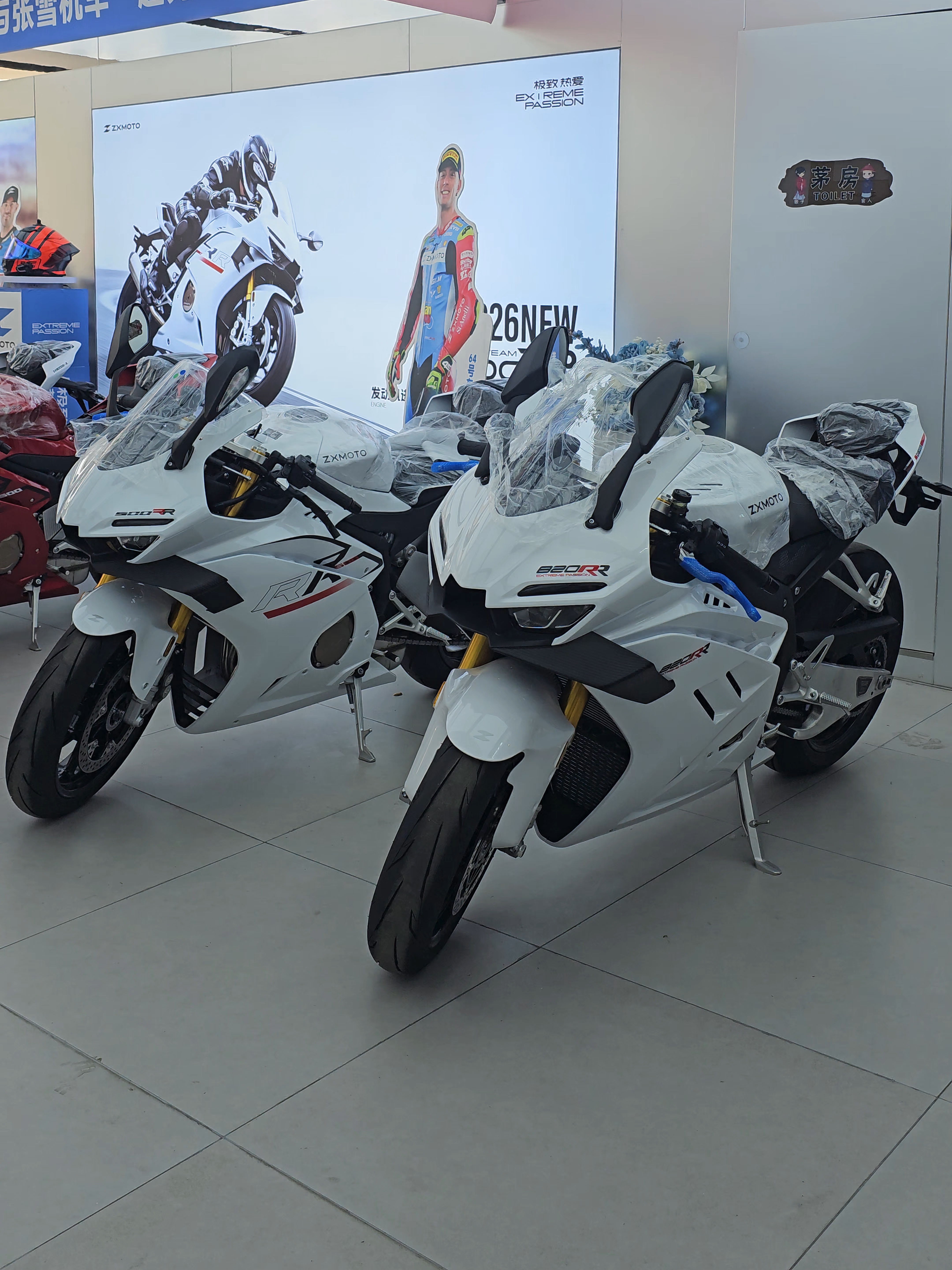 ZX820RR view 1